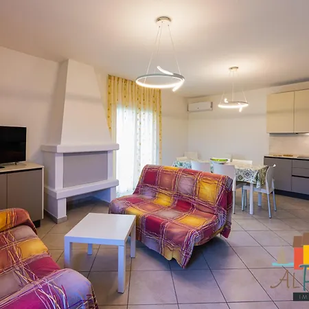 Willa Aurora Albarella Island